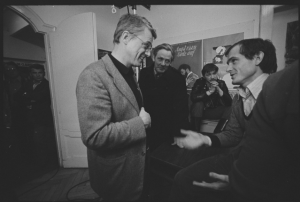 Abb.: Alexander Kluge, Hans Jürgen Syberberg, Rainer Werner Fassbinder und Siegfried Schober im Büro der Arbeitsgemeinschaft neuer deutscher Spielfilmproduzenten 1975 in München.