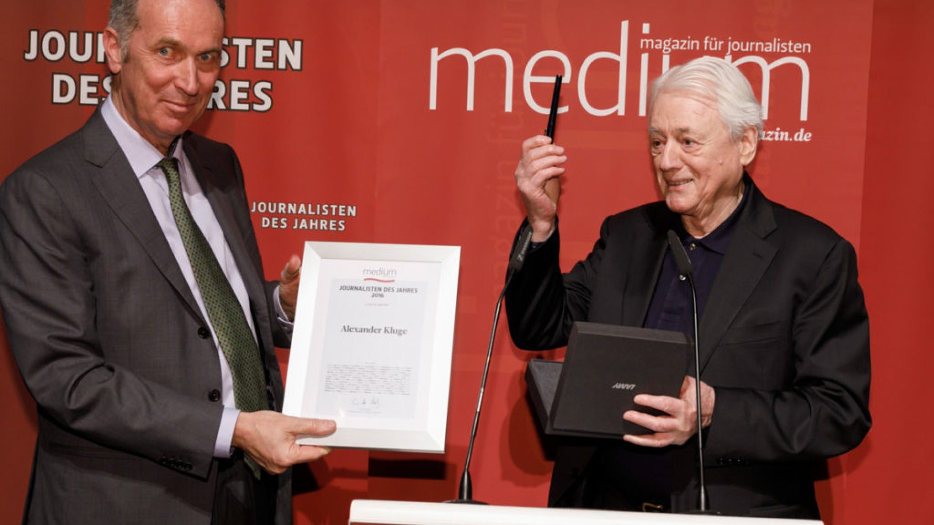 v.l.: Stephan Lamby (Laudator), Alexander Kluge (Lebenswerk), 
Preisverleihung "Journalisten des Jahres 2016", Deutsches Historisches Museum, 7.2.2017, Berlin